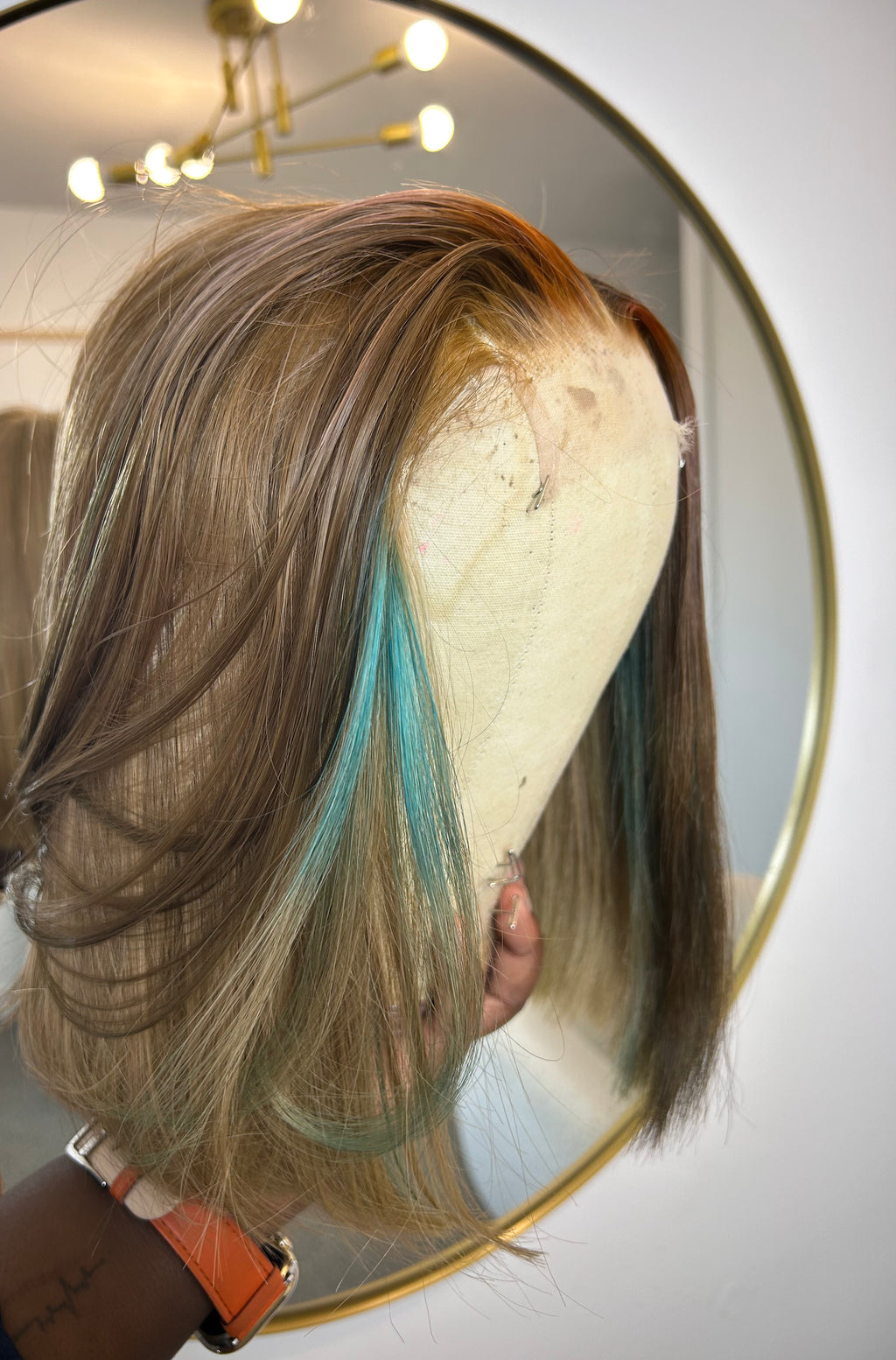 Bob Personnalisé Lace HD 13x4 - Blond Cendré avec Mèche Turquoise