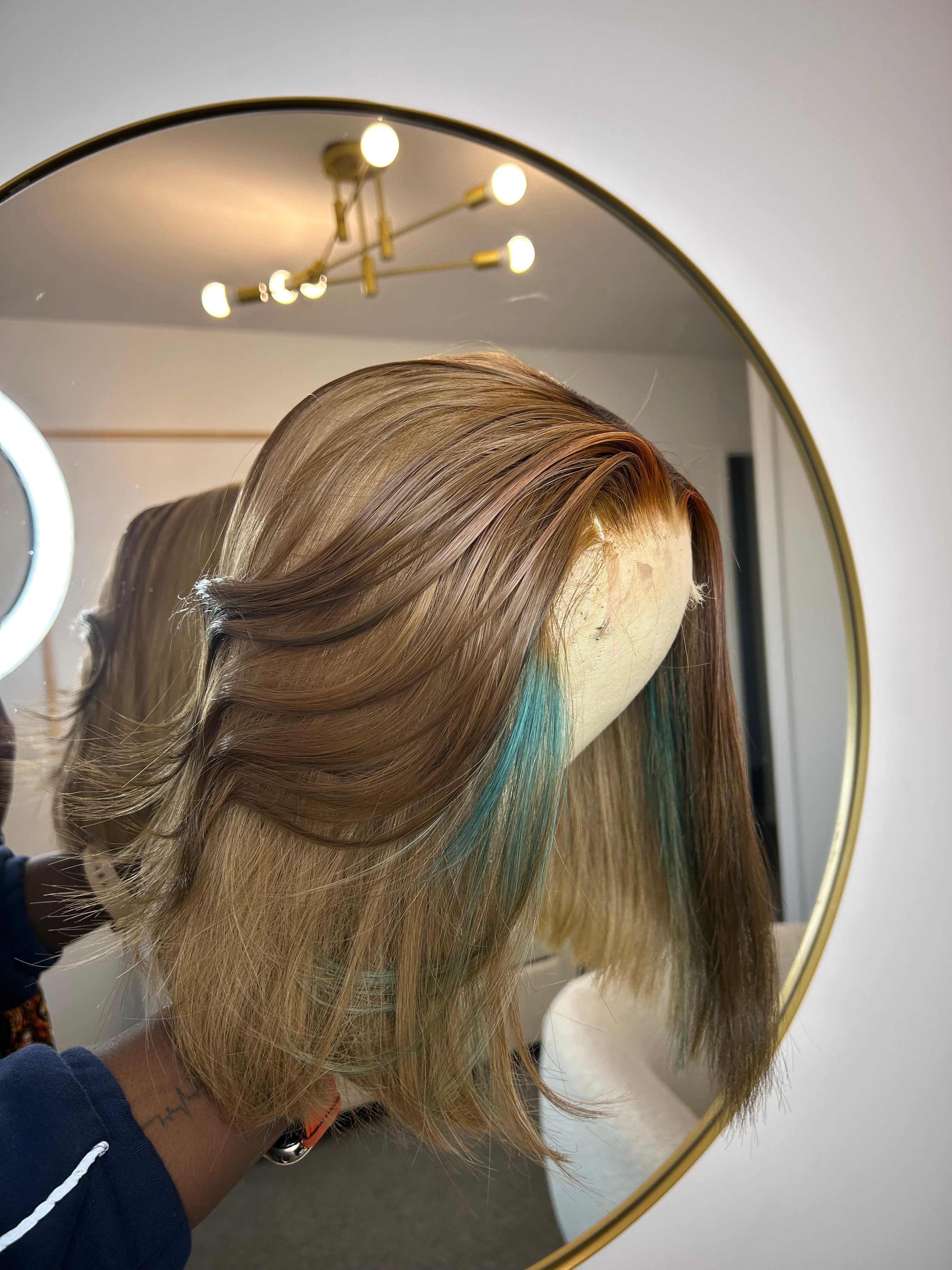 Bob Personnalisé Lace HD 13x4 - Blond Cendré avec Mèche Turquoise