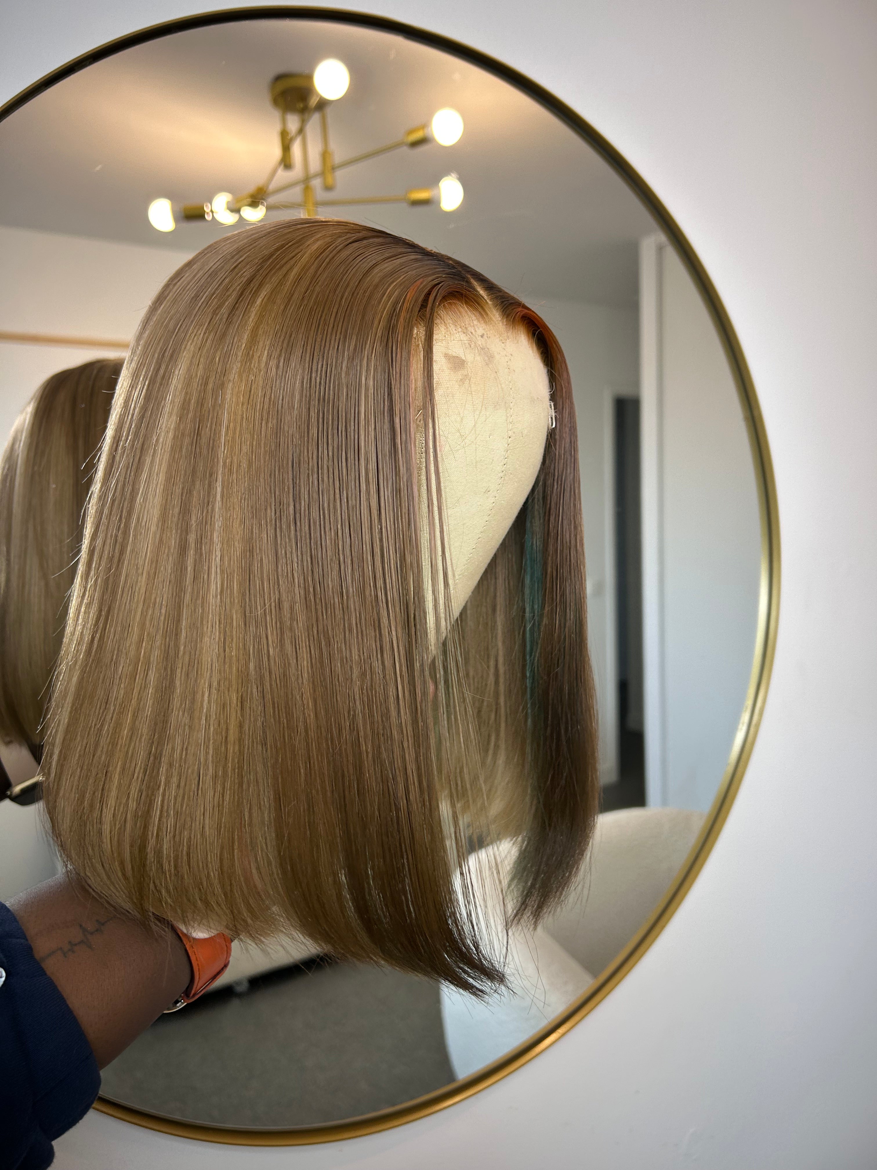 Bob Personnalisé Lace HD 13x4 - Blond Cendré avec Mèche Turquoise